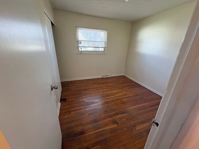 Building Photo - 939 S Waverly St