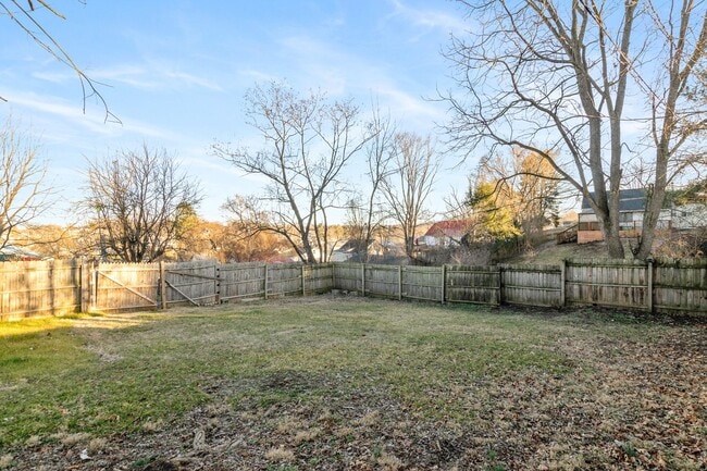 Building Photo - 2 Bed / 1 Bath Bungalow. Dog Friendly. Fenced Yard.