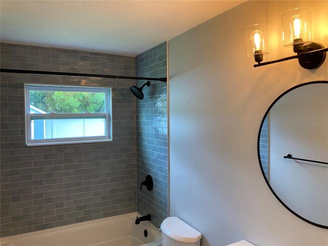 Building Photo - 7131 Orpine Dr N
