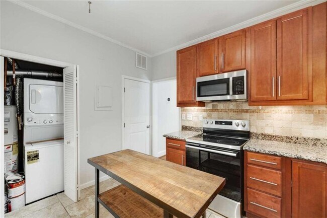 Building Photo - 654 Cleburne Terrace NE
