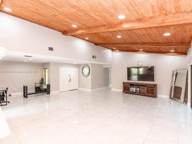 Building Photo - 741 E Plantation Cir