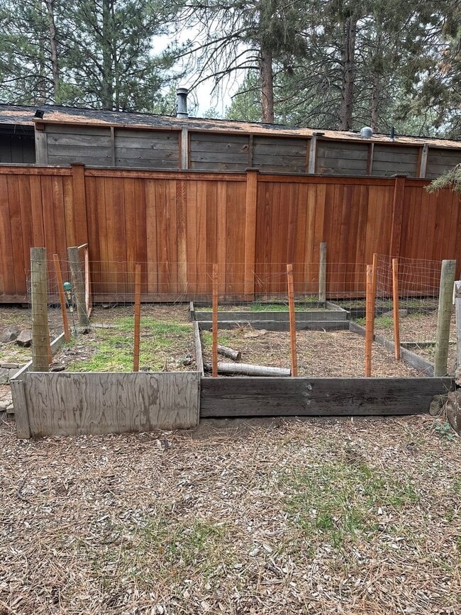 Building Photo - Three bedroom Westside home near OSU Cascades!