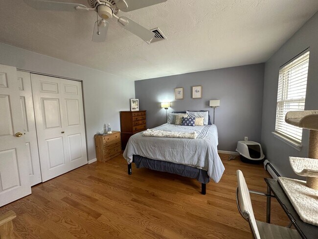 Building Photo - Townhouse, Central AC, 2 Parking Spots