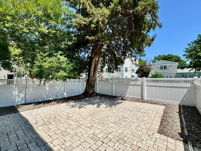 Building Photo - A Chesapeake Bay Townhome w/Garage, Available NOW! 2 Downstairs Bedrooms - Pet Friendly - 2 Balco...