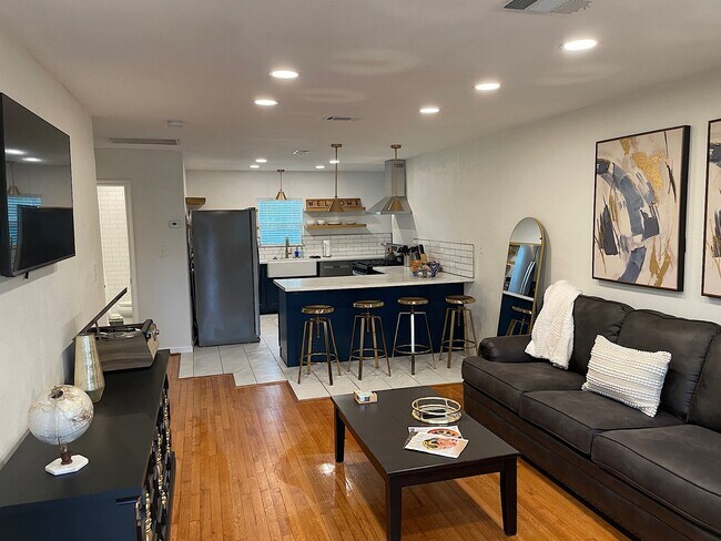Building Photo - 4814 Holloway Dr