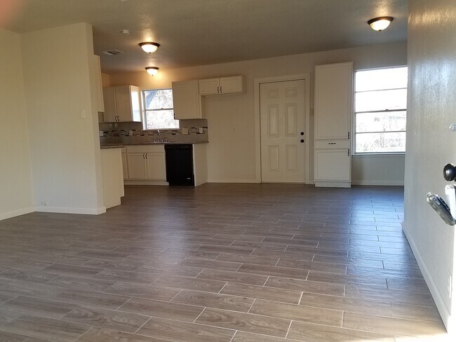 Building Photo - 5227 Vlg Gln Dr