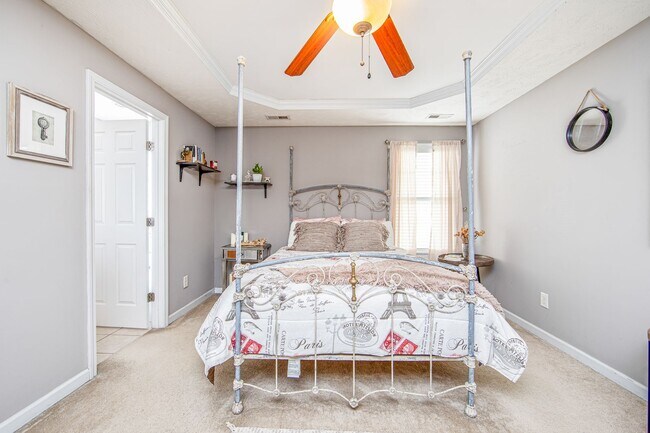 Building Photo - Good size home East of Raeford