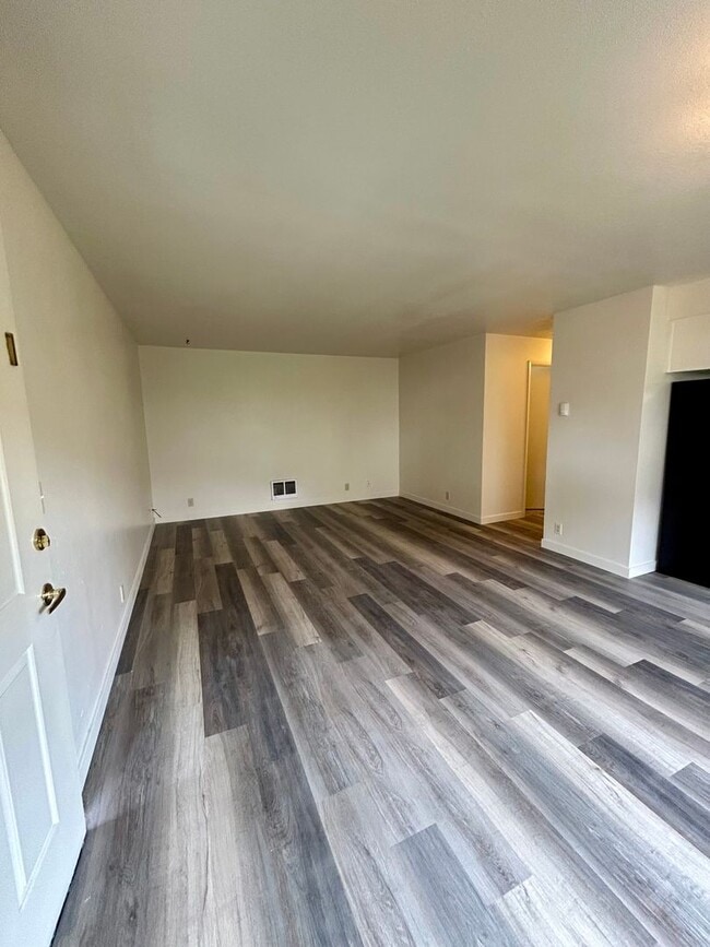 Building Photo - 2 Bedroom Condo For Rent - 3 Month Lease