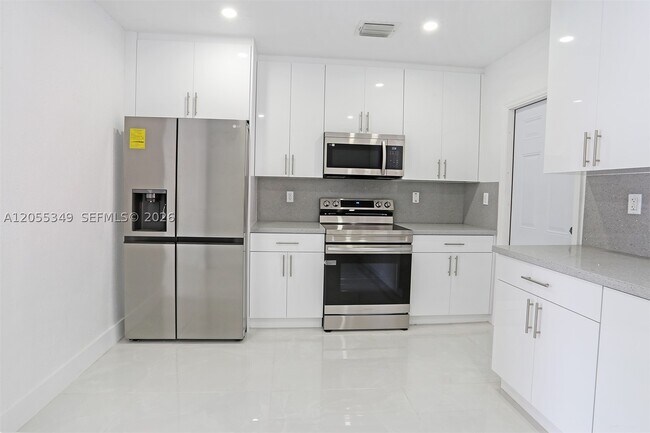 Building Photo - 995 SW 14th Ave