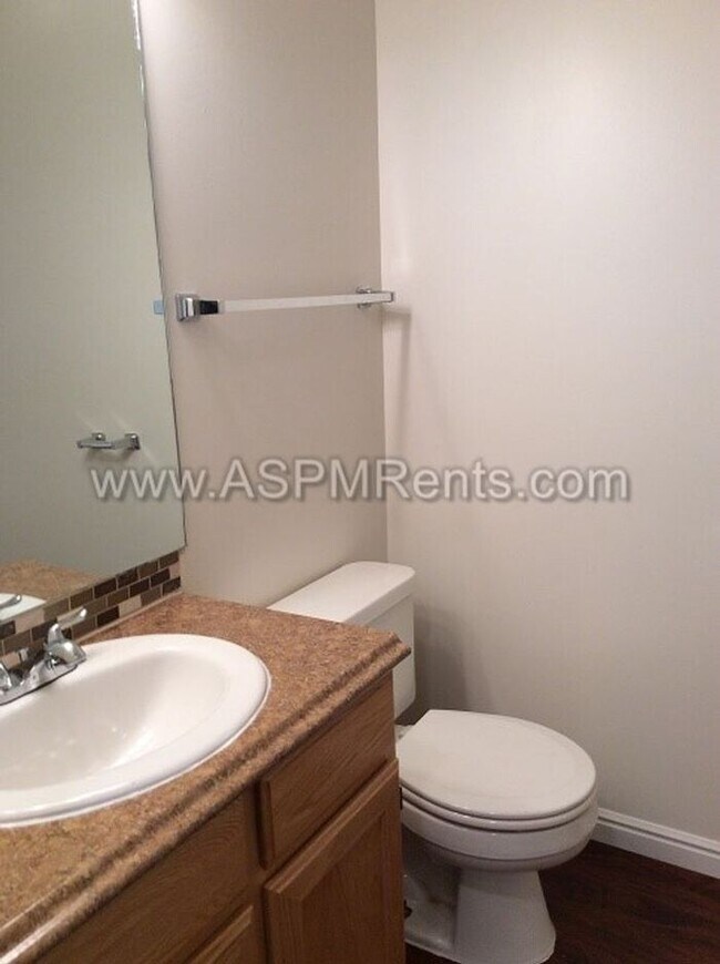 Building Photo - W Jordan Nice 3 Bed 2 Bath Townhome with pool