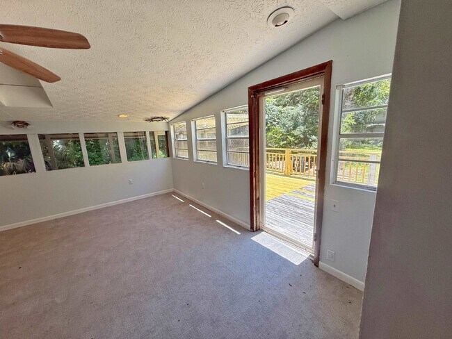 Building Photo - 5940 US-1