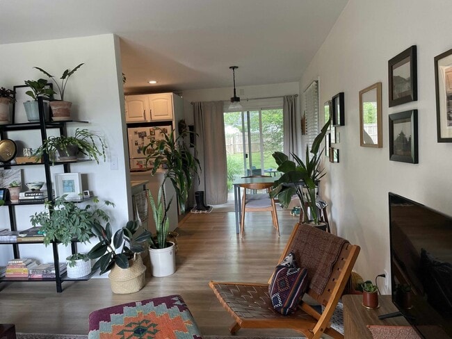 Building Photo - 3 bedrooms, 2 bathrooms, fenced yard!
