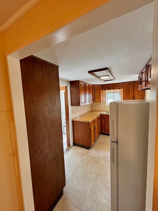 Building Photo - Spacious 2 Bedroom one bath duplex!!