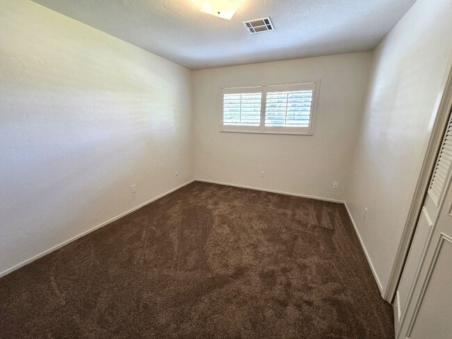 Building Photo - Immaculate 5 Bedroom 2.5 Bath Home Near Visalia Country Club