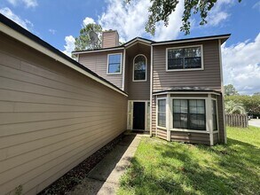 Building Photo - 3 Bed 2.5  Bath TWO Story Home