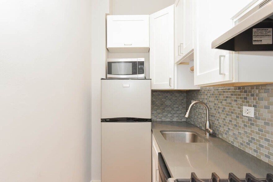 Building Photo - 511 W Belmont Ave