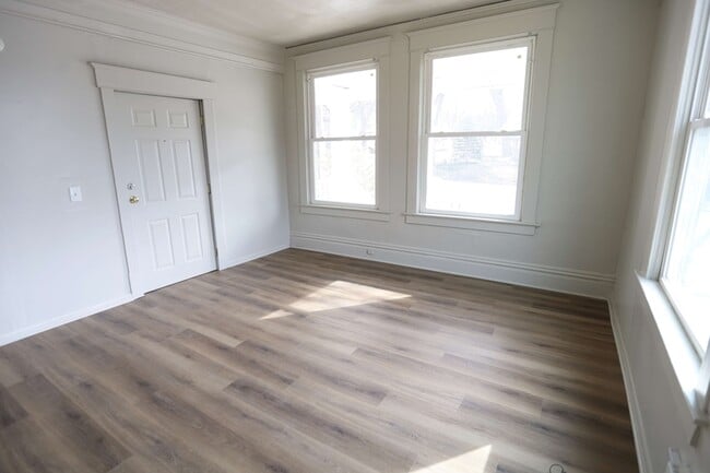 Building Photo - 437 Eastern Ave SE