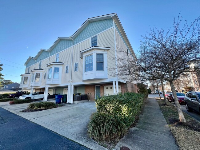 Building Photo - Beautiful end-unit townhome in the coastal...