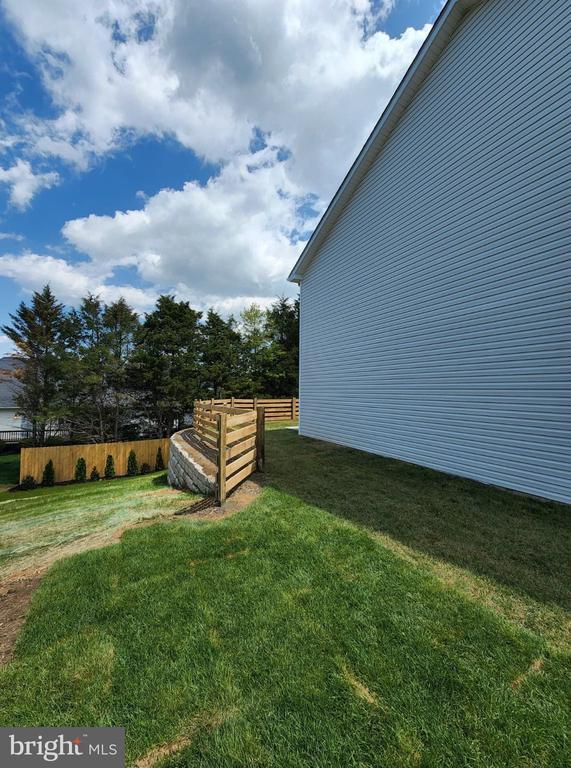 Building Photo - 111 Coralyrose Ct