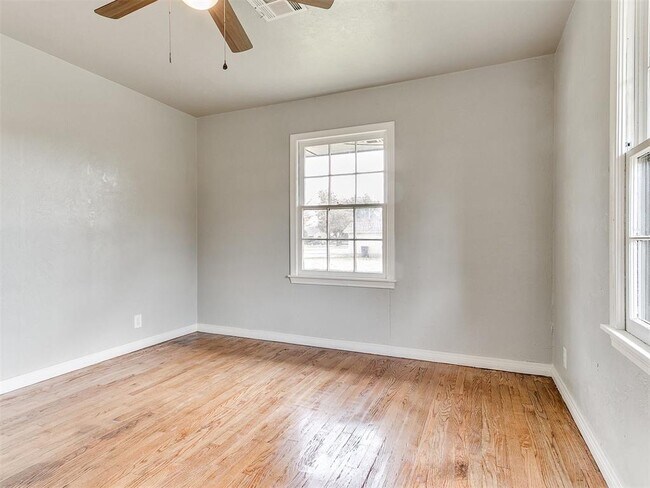 Building Photo - 512 SW 49th St