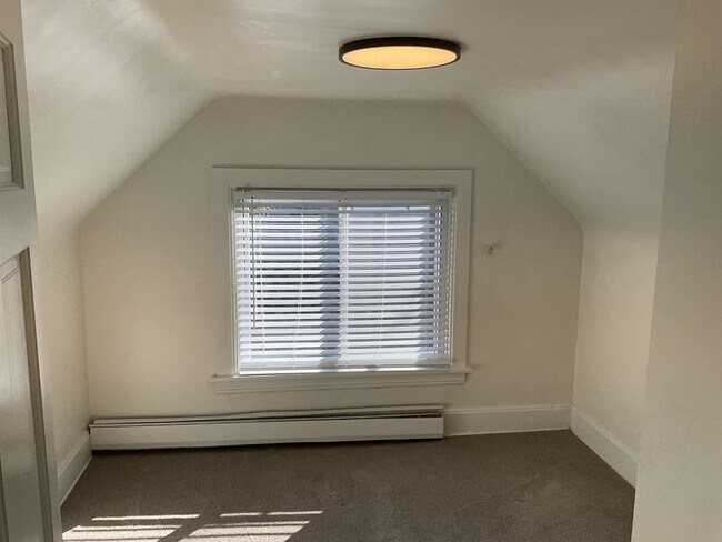 Building Photo - Beautifully Updated 4 BR/2 BA Upper-Level Duplex in Minneapolis with 2-Car Garage!