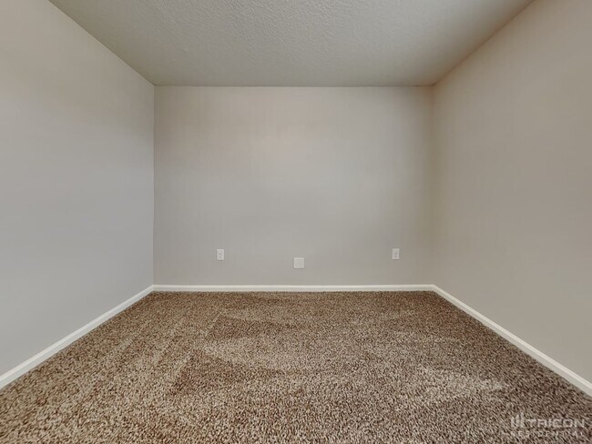 Building Photo - 2110 Pebble Point Dr