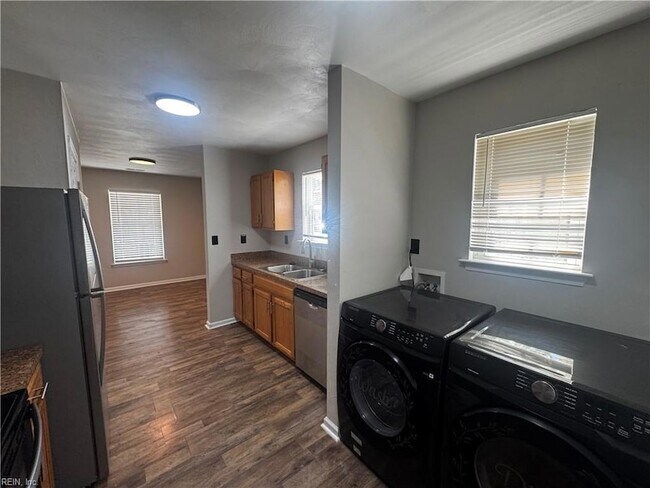 Building Photo - 1314 Summit Ave