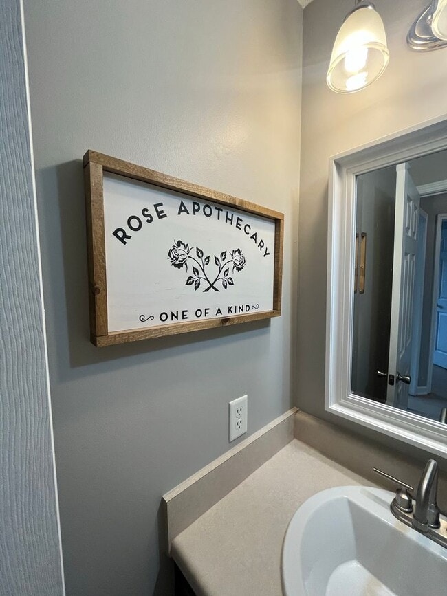 Building Photo - Available now! Spacious 3-bedroom, 2.5 bath townhome in Georgetown