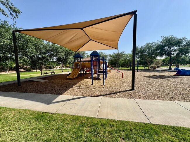 Building Photo - 4 Bedroom 3 Bathroom Home in Surprise! Has Loft & Additional Office/Den!