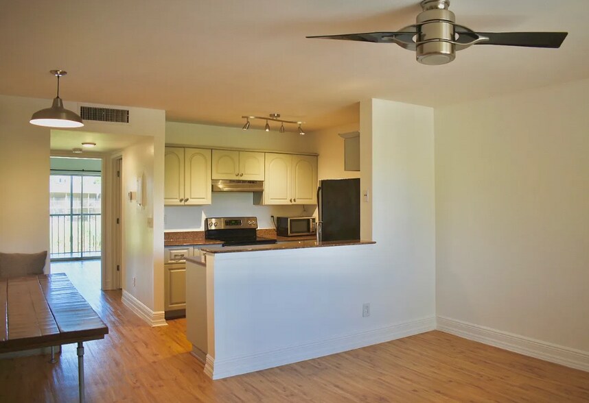 Primary Photo - 1627 Meadows Cir W