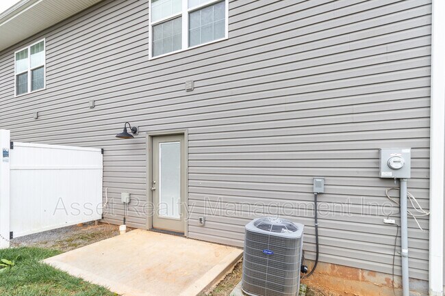 Building Photo - 916 Warrior Hill Dr