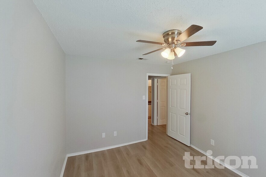 Building Photo - 1253 Essex Dr