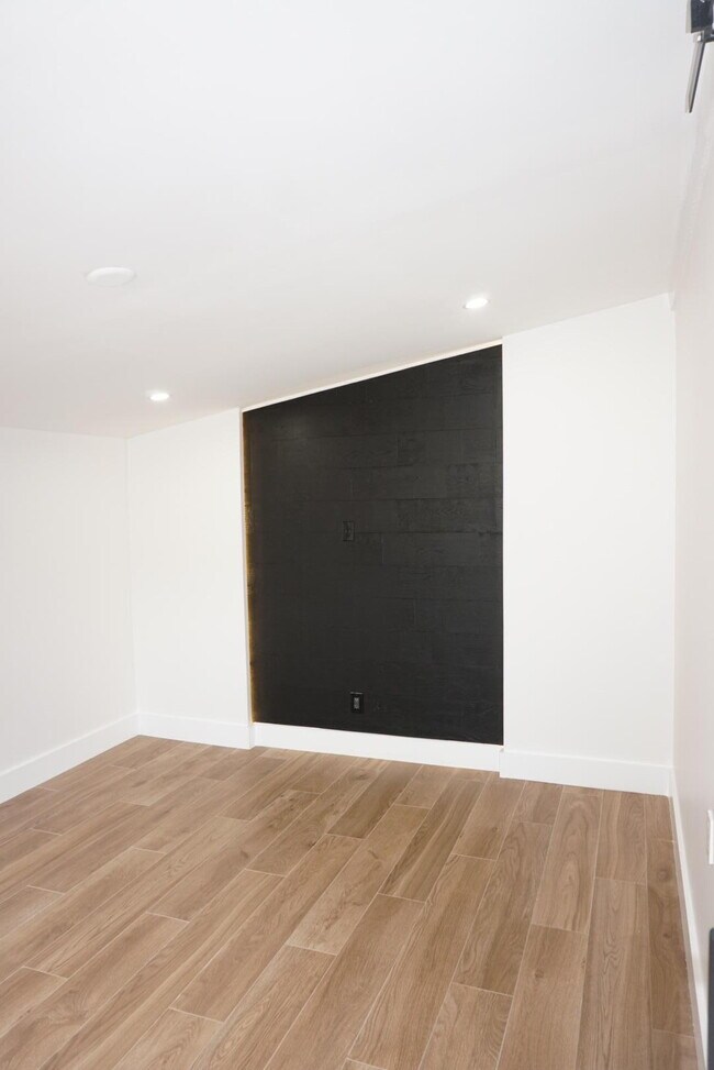 Building Photo - 403 Pinegrove Ave