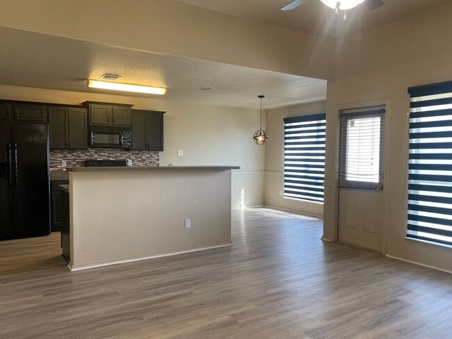 Building Photo - 3 Bedroom Conveniently Located