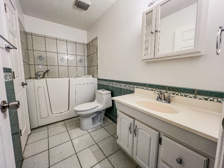 Building Photo - 359 Mercedes Ave