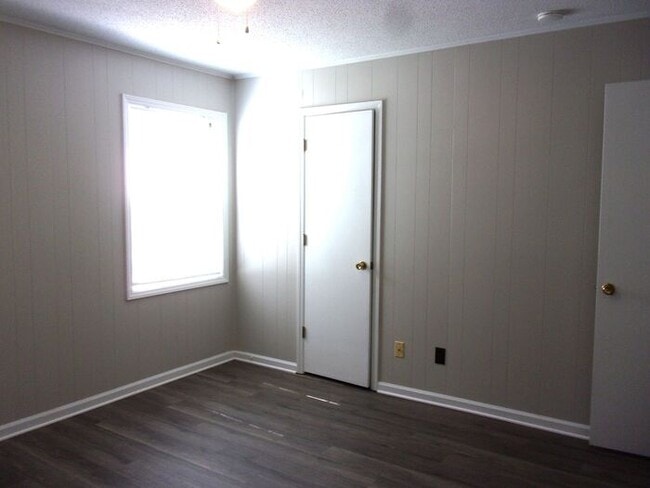 Building Photo - 2 Bedroom 1 Bath Ground Floor Apartment
