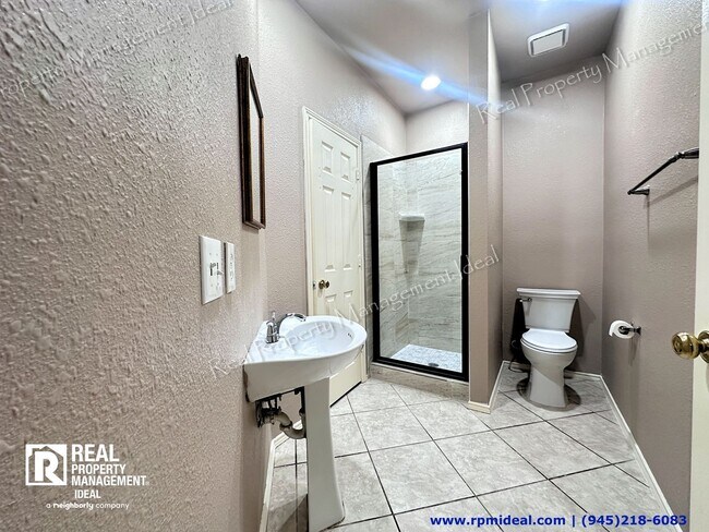 Building Photo - 8801 Vernon Ct