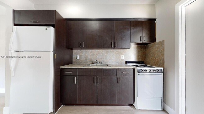 Building Photo - 891 SW 5th St