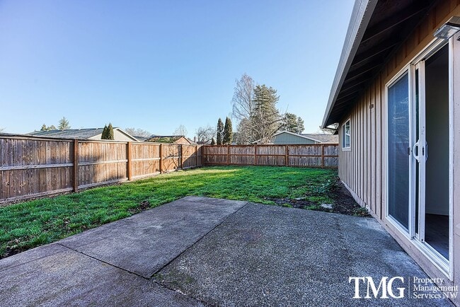 Building Photo - Tucked away 2 Bed 1 Bath Duplex in Hillsboro