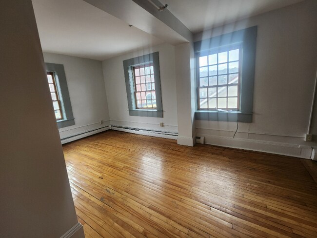 Building Photo - 4 State St