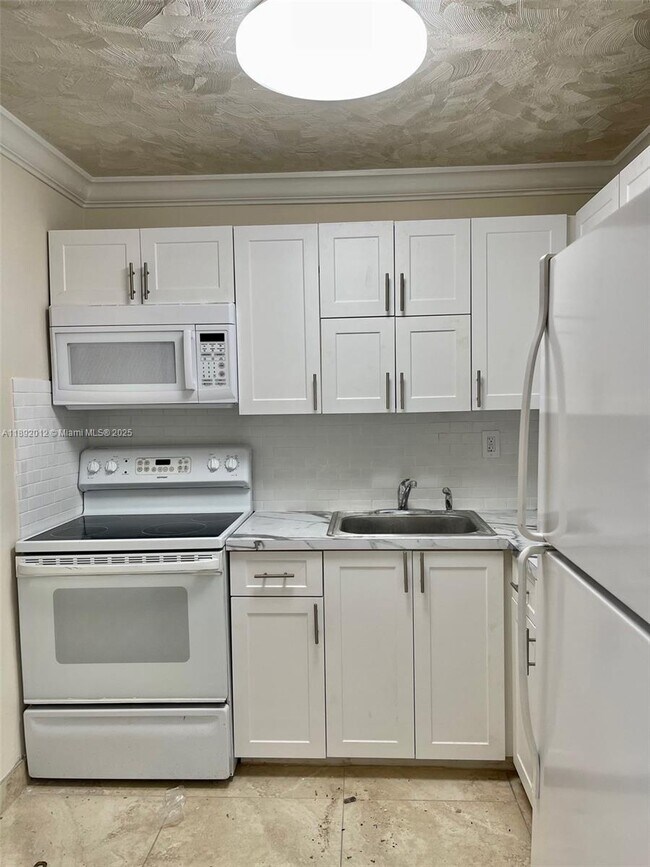 Building Photo - 1725 W 60th St