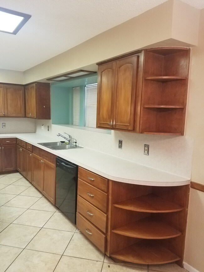 Building Photo - 3/2 Southside Home-Behind Athletic Club