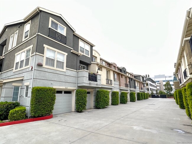 Building Photo - 8753 Plaza Park Ln