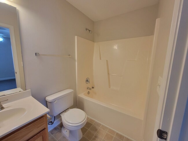 Building Photo - 2 Bedroom/2 Bath Condo in Ardmore Crest Co...