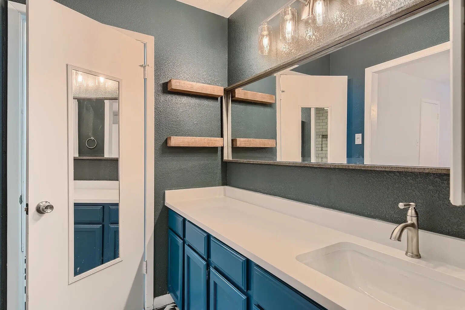 Building Photo - Room in Condo on Beauregard Cir