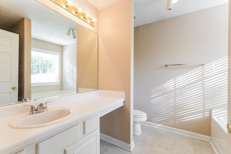 Building Photo - 5400 Princeton Oaks Dr