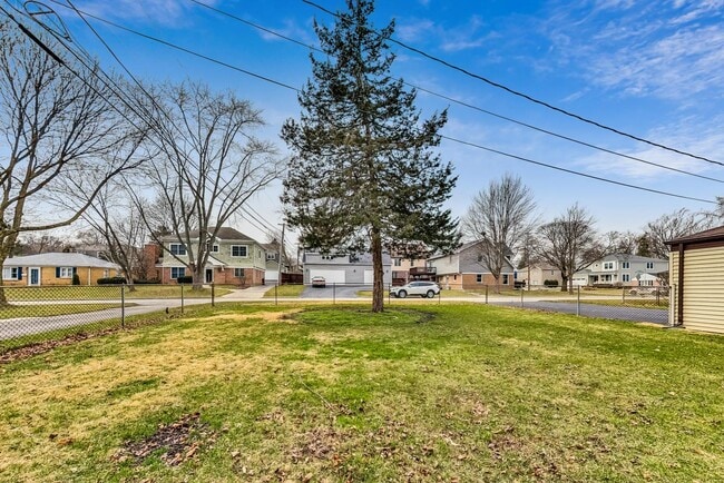 Building Photo - 733 E Rockland Rd