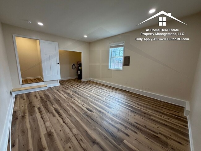 Building Photo - 703 W 7th St