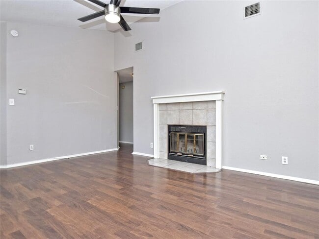 Building Photo - 813 Primrose Ln