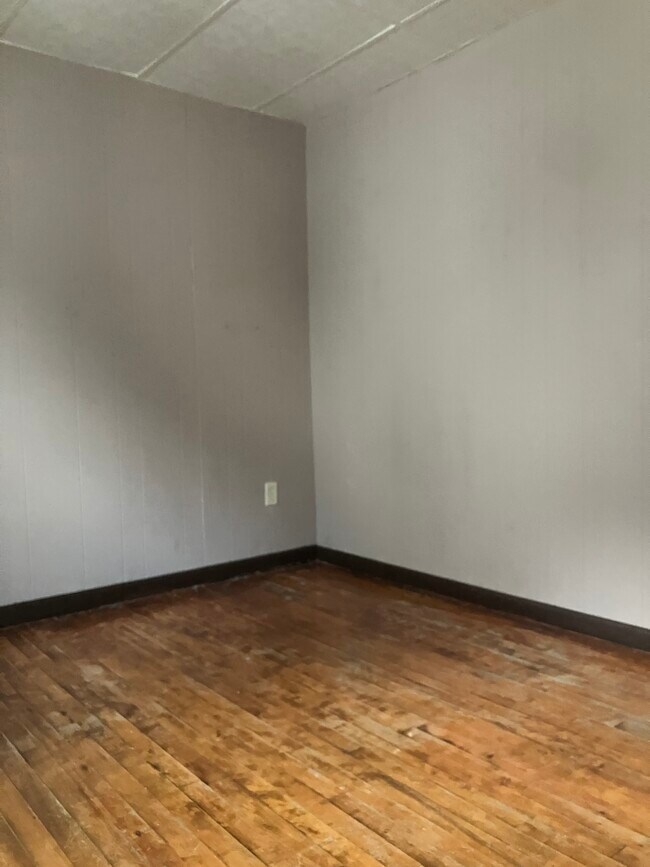 Building Photo - 517 11th Ave W